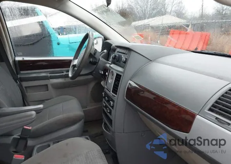 2010 Chrysler Town & Country Touring from USA, damaged, VIN 2A4RR5DXXAR148854